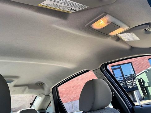 Used 2010 Ford Focus SE image 22