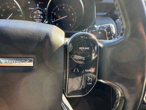 Used 2020 Land Rover Discovery SE image 16