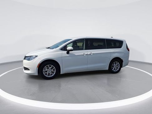 Used 2023 Chrysler Voyager LX FWD image 5