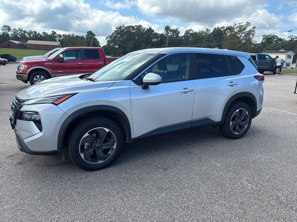 Used 2025 Nissan Rogue SV FWD image 2