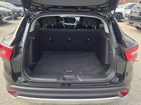 Used 2025 Chevrolet Trax LT FWD image 19