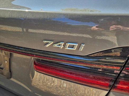 Used 2022 BMW 740i w/ M Sport Package image 9