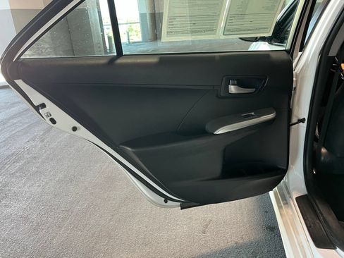 Used 2014 Toyota Camry SE w/ Moonroof Package FWD image 30