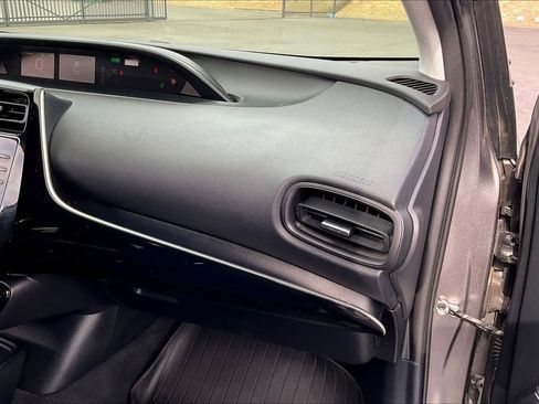 Used 2021 Toyota Prius L Eco image 19