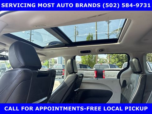 Used 2018 Chrysler Pacifica Limited image 16