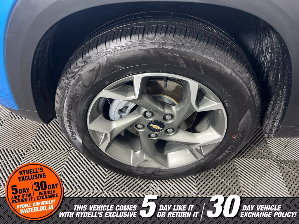 Used 2025 Chevrolet Trax LT w/ Sunroof Package FWD image 16