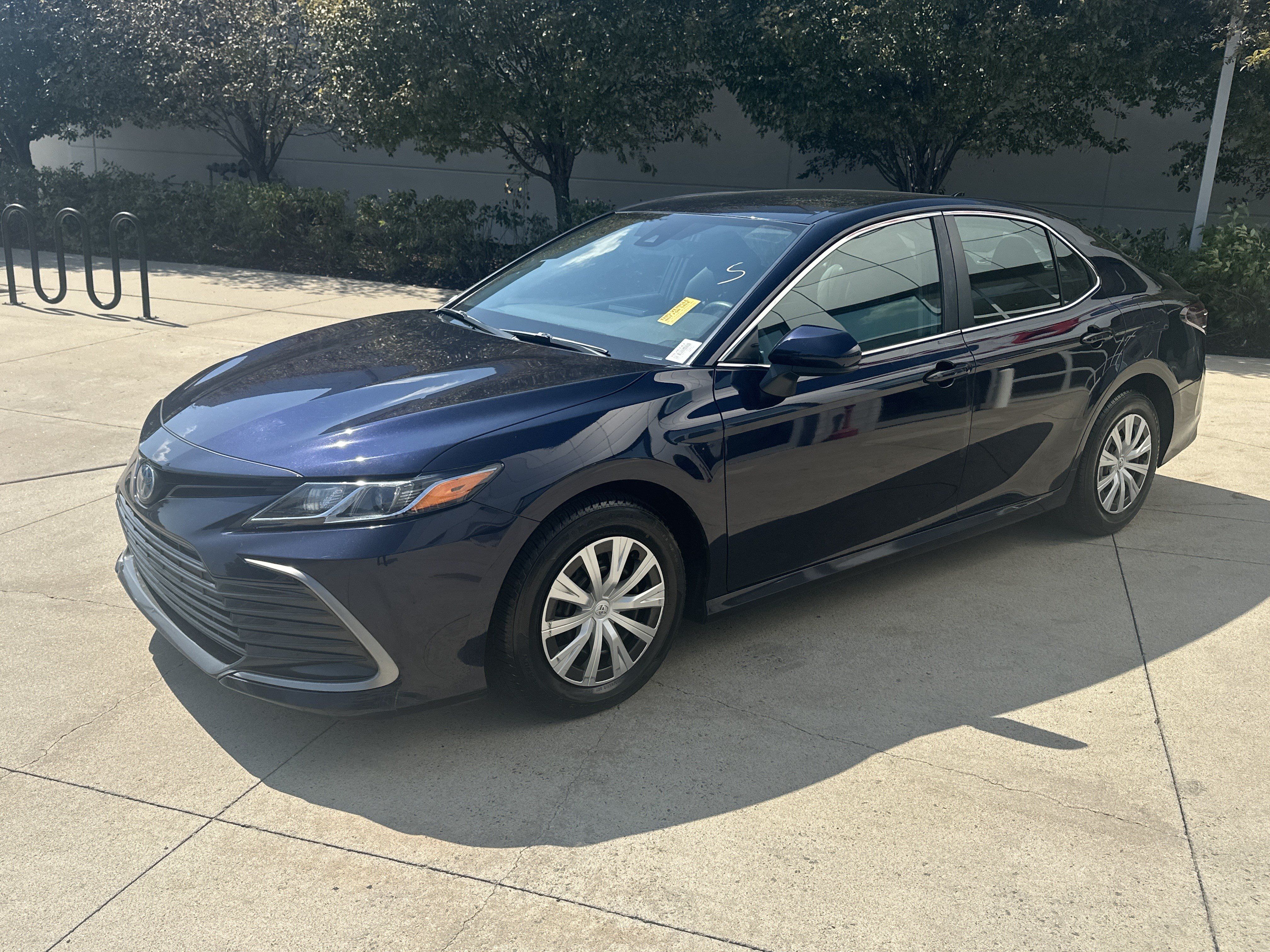 Used 2022 Toyota Camry LE FWD image 3