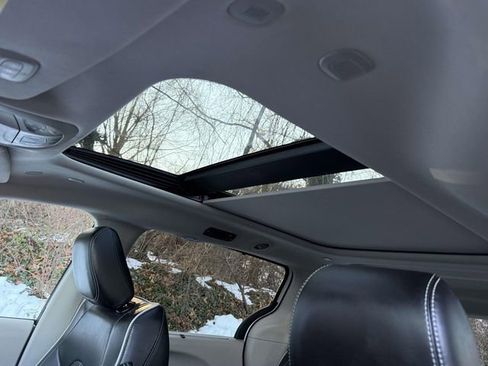 Used 2023 Chrysler Pacifica Limited image 14