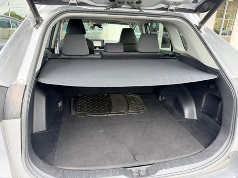 Used 2020 Toyota RAV4 XLE w/ Convenience Package FWD image 11