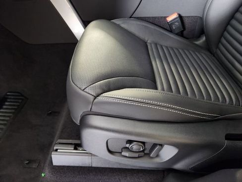 New 2026 Land Rover Discovery S image 24