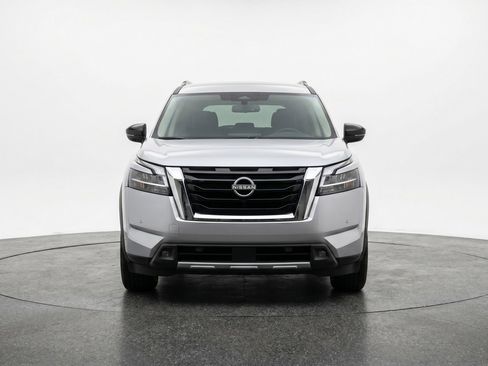 Used 2025 Nissan Pathfinder SV FWD image 2