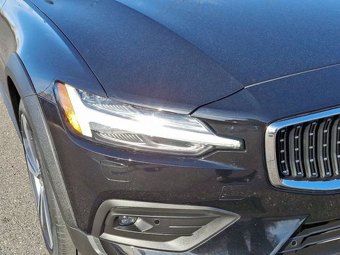 Used 2024 Volvo V60 B5 Cross Country Plus w/ Protection Package Premier image 9