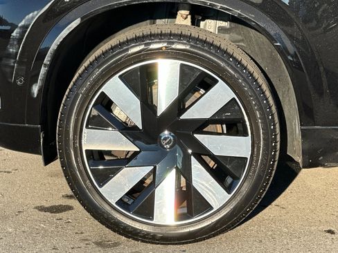 Certified 2023 Volvo XC90 T8 Ultimate w/ Lounge Package image 12