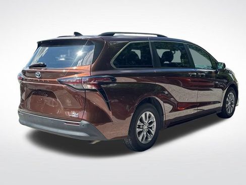 Used 2023 Toyota Sienna XLE FWD image 6