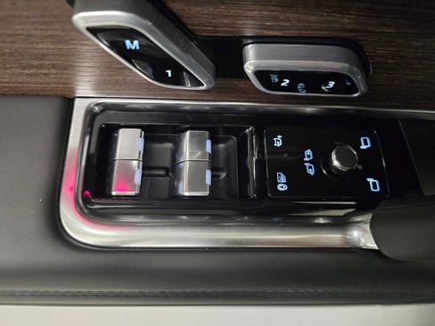 New 2025 Land Rover Range Rover Long Wheelbase SE image 25