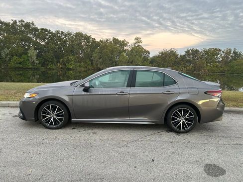 Used 2021 Toyota Camry SE image 2