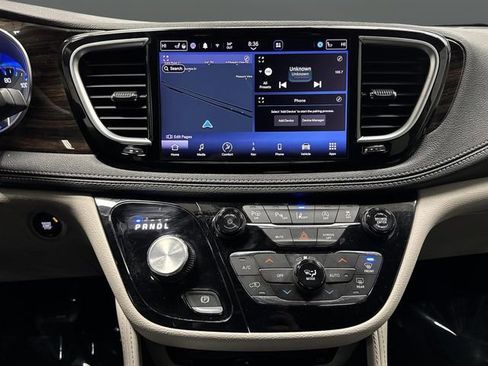 Used 2023 Chrysler Pacifica Limited w/ Uconnect Theater Family Group image 9