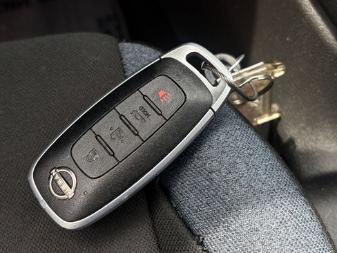 Used 2025 Nissan Versa SV FWD image 27
