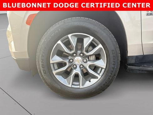 Used 2024 Chevrolet Suburban LT w/ Luxury Package RWD image 9