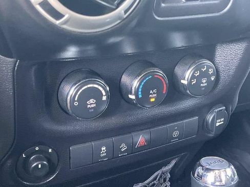 Used 2018 Jeep Wrangler Unlimited Sahara w/ Connectivity Group AWD/4WD image 11