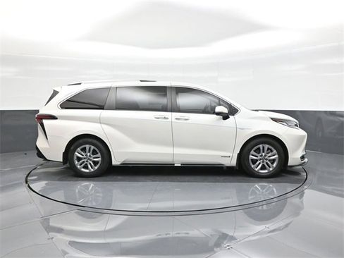 Used 2021 Toyota Sienna Limited image 26