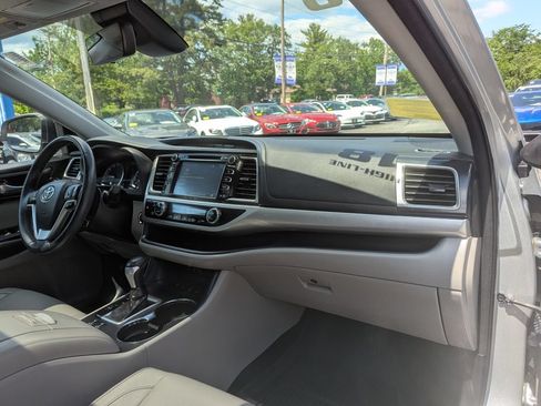 Used 2018 Toyota Highlander XLE AWD/4WD image 35