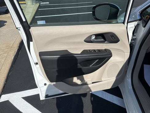 Used 2023 Chrysler Pacifica Touring-L FWD image 9