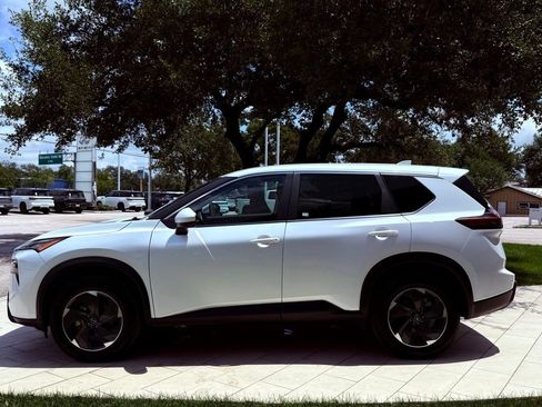 Used 2024 Nissan Rogue SV AWD/4WD image 8