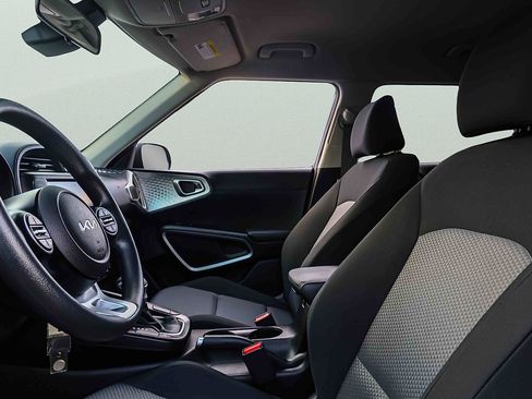 Certified 2023 Kia Soul LX w/ LX Technology Package FWD image 9