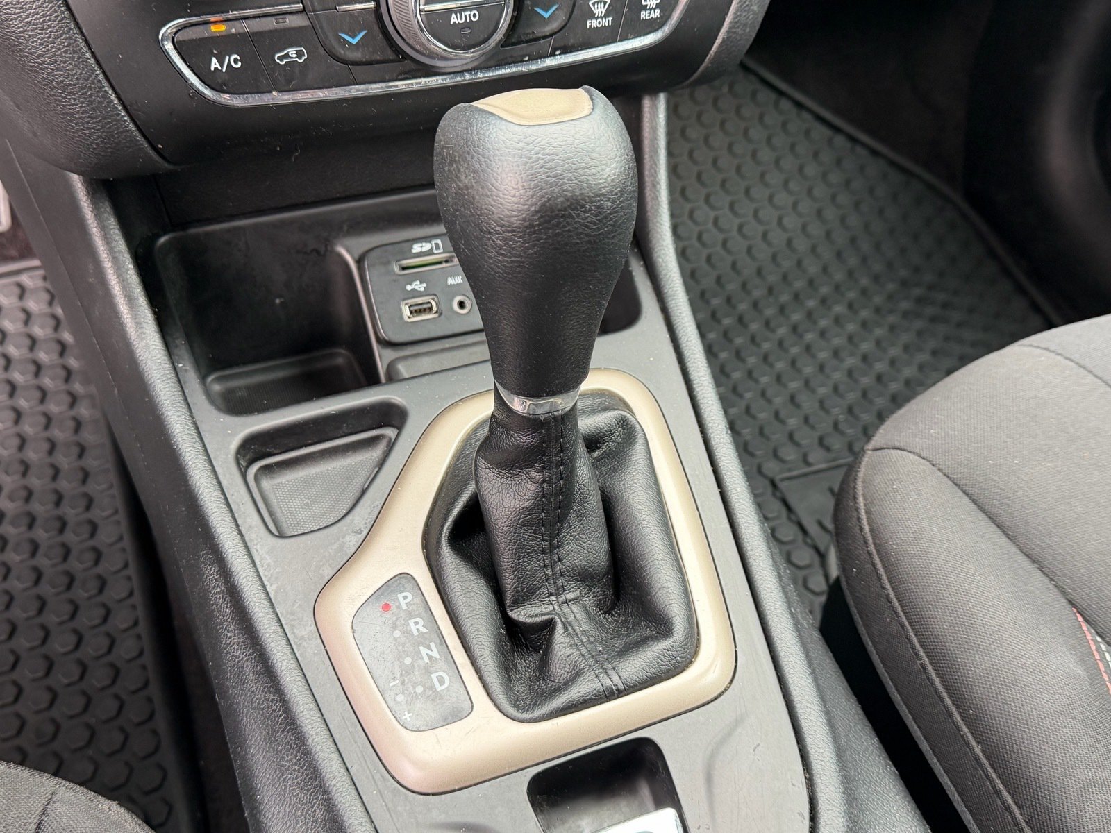 Used 2016 Jeep Cherokee 75th Anniversary FWD image 33