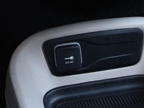 Used 2024 Chrysler Pacifica Touring-L FWD image 18