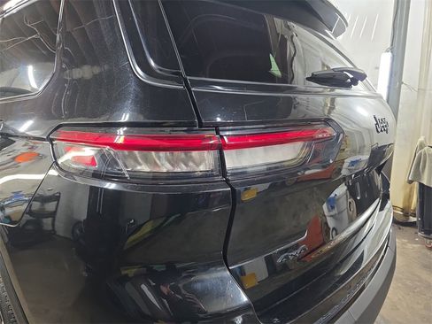 Used 2023 Jeep Grand Cherokee L Laredo image 33