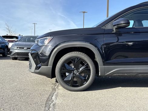 New 2026 Volkswagen Taos SE image 9