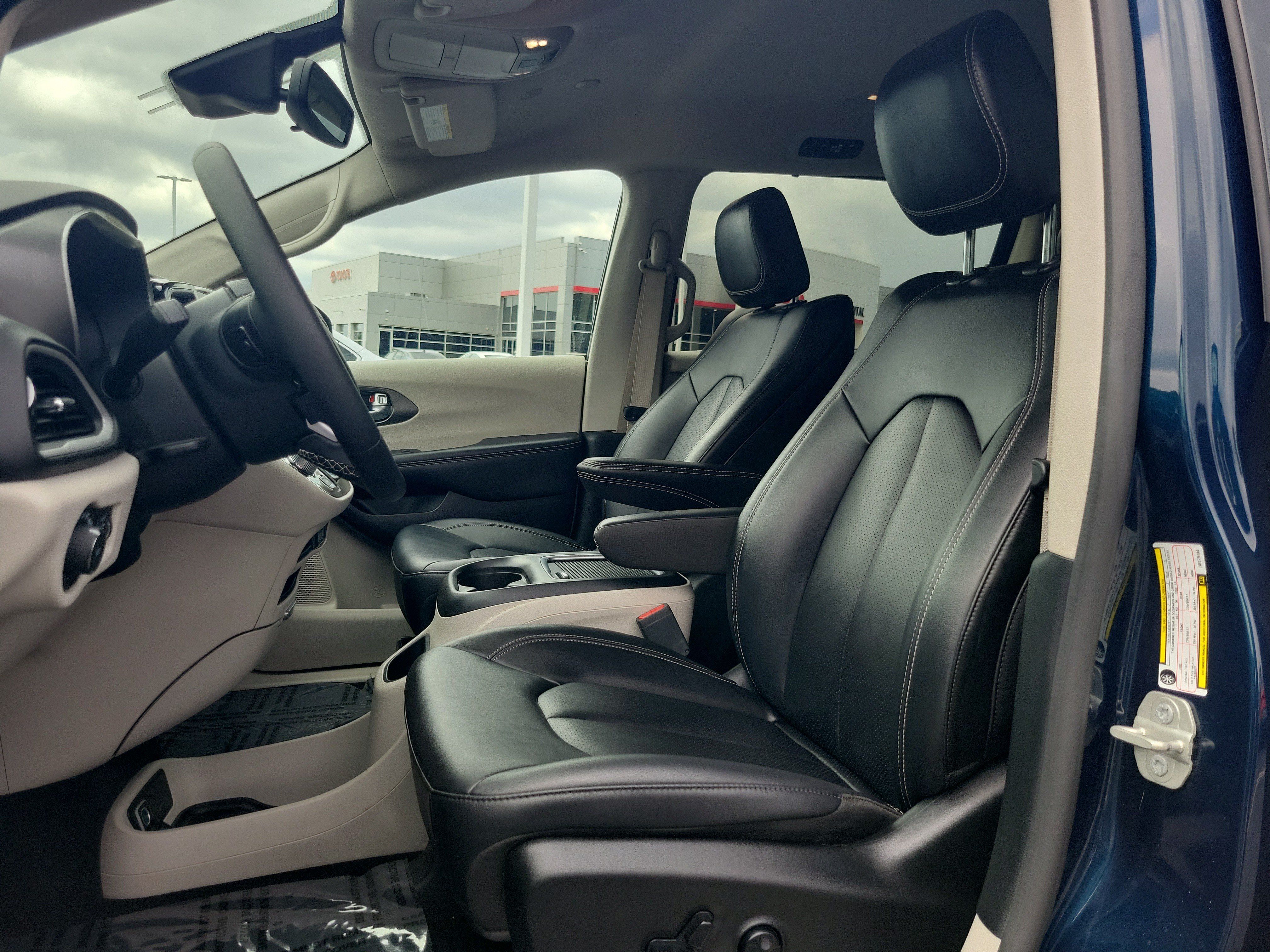 Used 2024 Chrysler Pacifica Touring-L FWD image 19