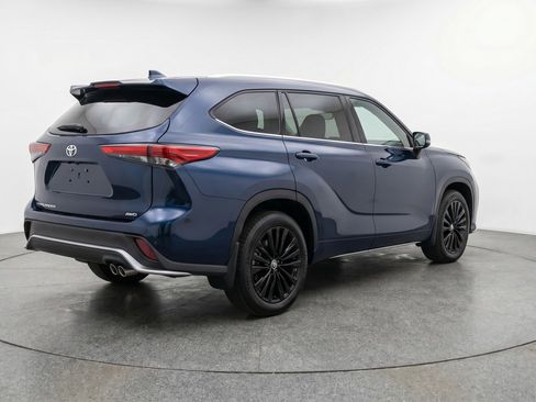 Used 2025 Toyota Highlander XSE AWD/4WD image 9