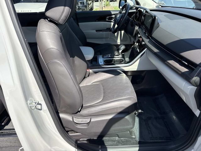 Used 2024 Kia Carnival EX FWD image 7