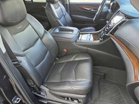Used 2019 Cadillac Escalade Premium Luxury image 29
