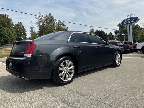 Used 2018 Chrysler 300 Touring image 5