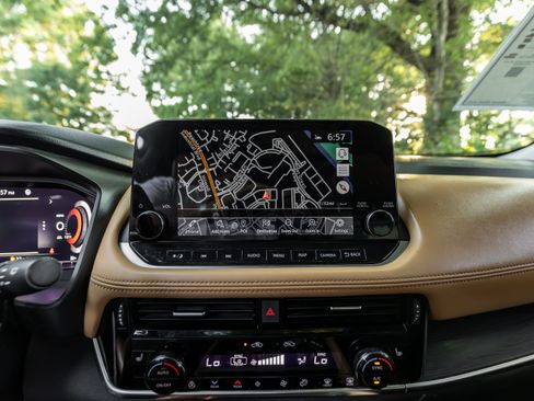 Used 2022 Nissan Rogue Platinum w/ Head-Up Display Package FWD image 9