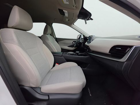 Certified 2022 Nissan Rogue SV FWD image 28