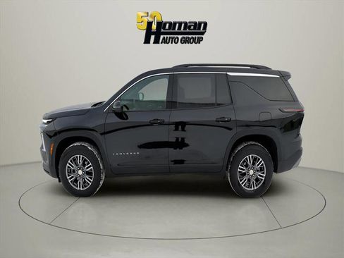 Used 2025 Chevrolet Traverse LT image 2
