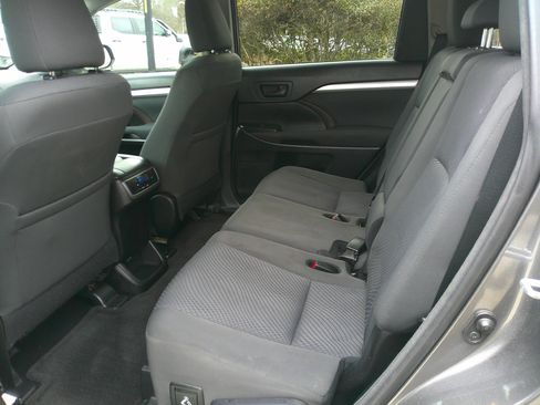 Used 2017 Toyota Highlander LE image 31