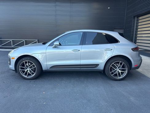 Certified 2023 Porsche Macan image 2