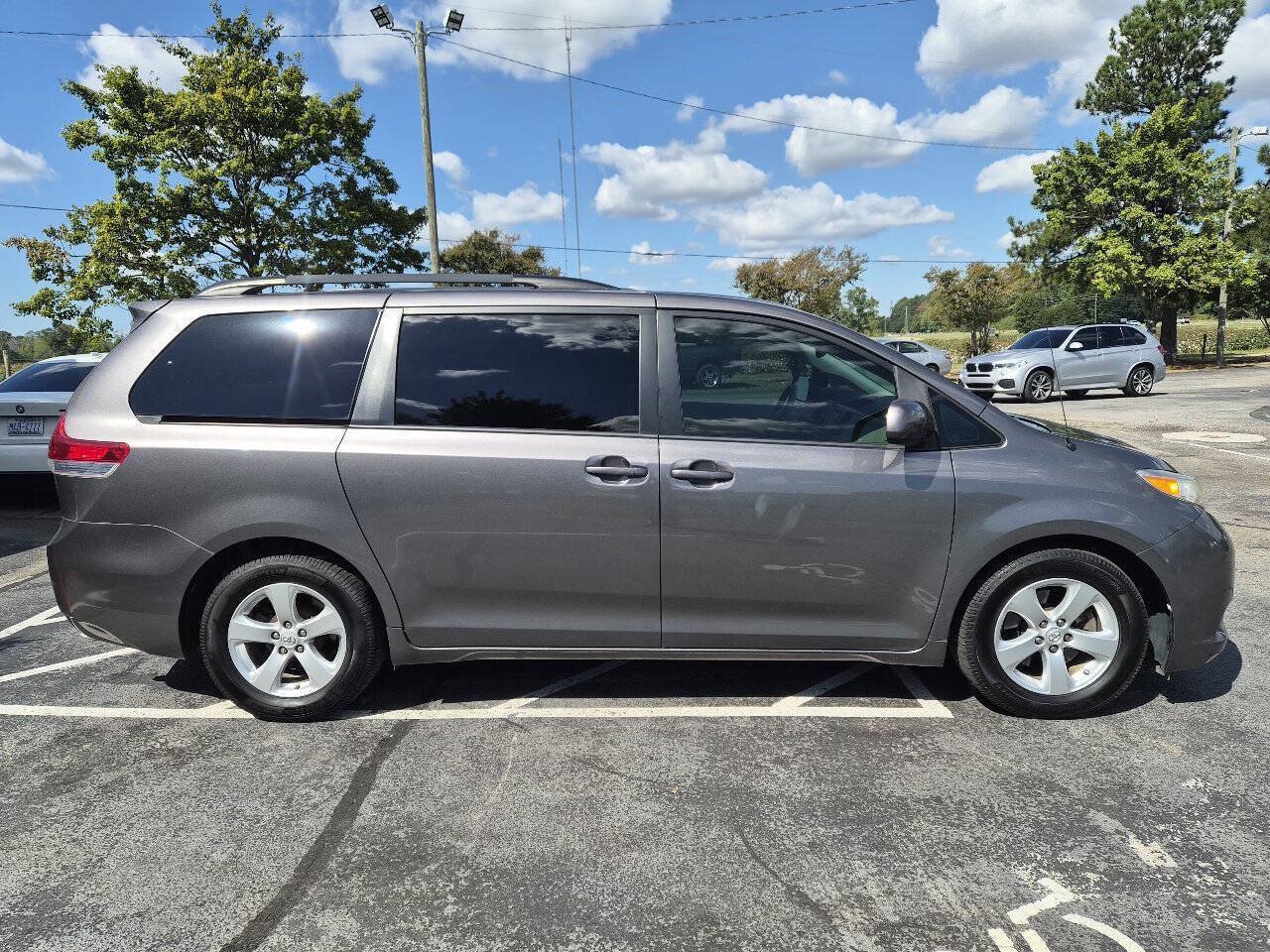 Used 2014 Toyota Sienna LE FWD image 2