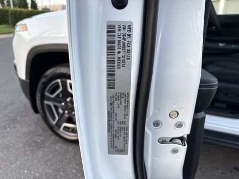 Used 2026 Jeep Cherokee Laredo AWD/4WD image 35