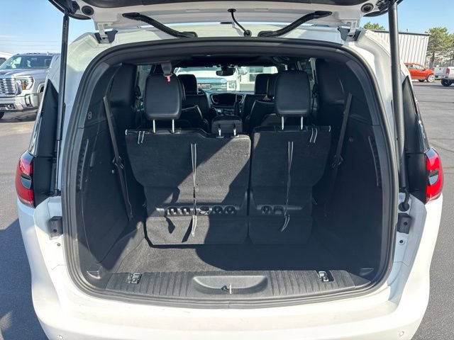 Used 2025 Chrysler Pacifica Limited FWD image 5
