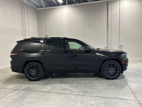Used 2023 Jeep Grand Cherokee L Summit AWD/4WD image 5