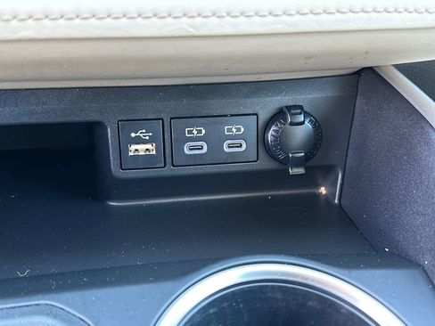 Used 2023 Toyota Highlander XLE AWD/4WD image 30