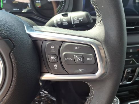 Used 2025 Jeep Wrangler Unlimited Sahara AWD/4WD image 10
