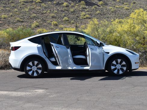 Used 2021 Tesla Model Y Long Range AWD/4WD image 10